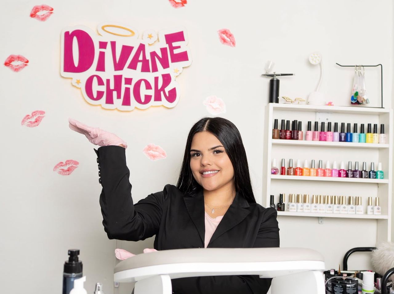 Divane Chick en su salón de Chillán, con el aerógrafo en la mano